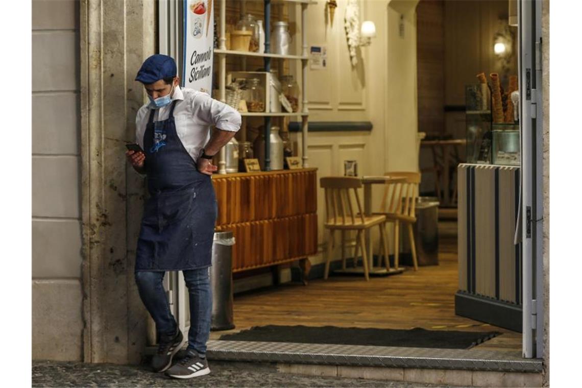 Wie Europa gegen Corona kämpft In Italien müssen nun landesweit alle Restaurants und Bars um 18 Uhr für Gäste schließen. Foto: Cecilia Fabiano/LaPresse/AP/dpa