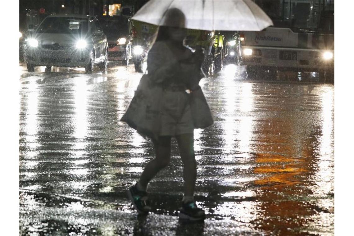 Regenfälle halten Japan in Atem - Mindestens ein Todesopfer In Japan kommt es zu rekordstarken Regenfällen. Foto: ---/Kyodo News via AP/dpa