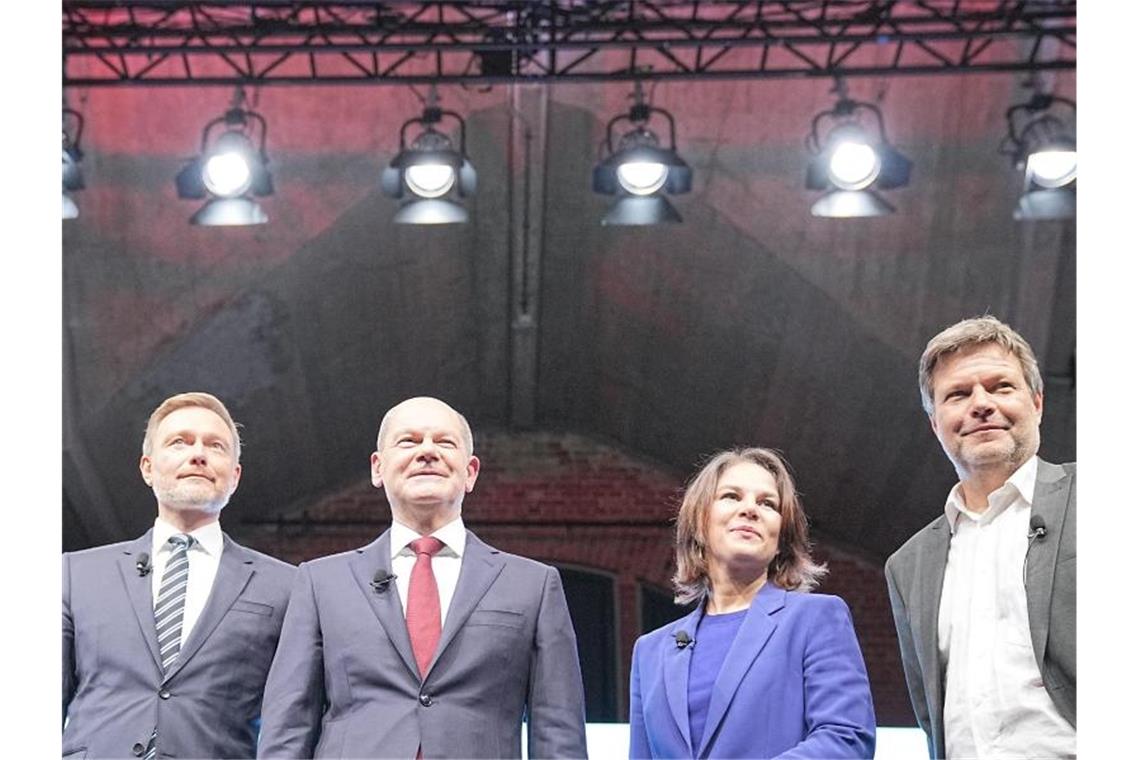In jedem Fall das Machtzentrum der neuen Bundesregierung: Christian Lindner (FDP), Olaf Scholz (SPD), Annalena Baerbock und Robert Habeck (beide Grüne). Foto: Michael Kappeler/dpa