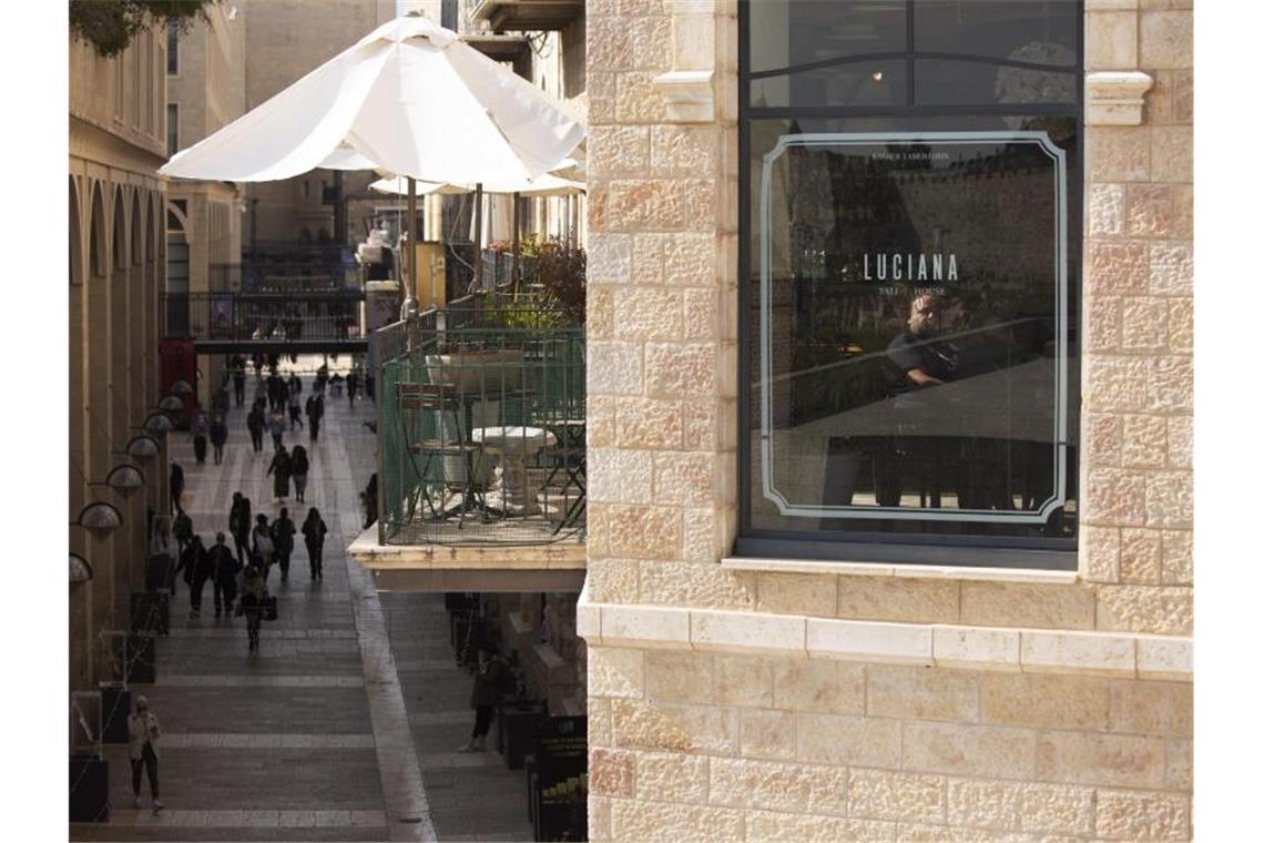 In Jerusalem wurden einige coronabedingte Einschränkungen gelockert, unter anderem dürfen Einkaufszentren, Fitnessstudios und Friseurläden wieder öffnen. Foto: Maya Alleruzzo/AP/dpa