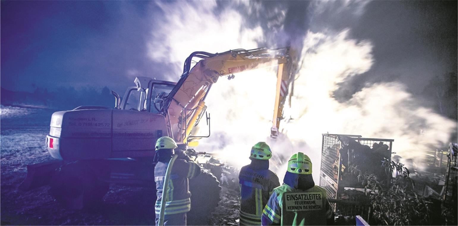 In jüngster Zeit brennen Holzstapel verdächtig häufig. So neulich in Rommelshausen: Nach dem Löschen wurde mithilfe eines Baggers das Holz umgeworfen, um Glutnester zu finden. Foto: 7aktuell