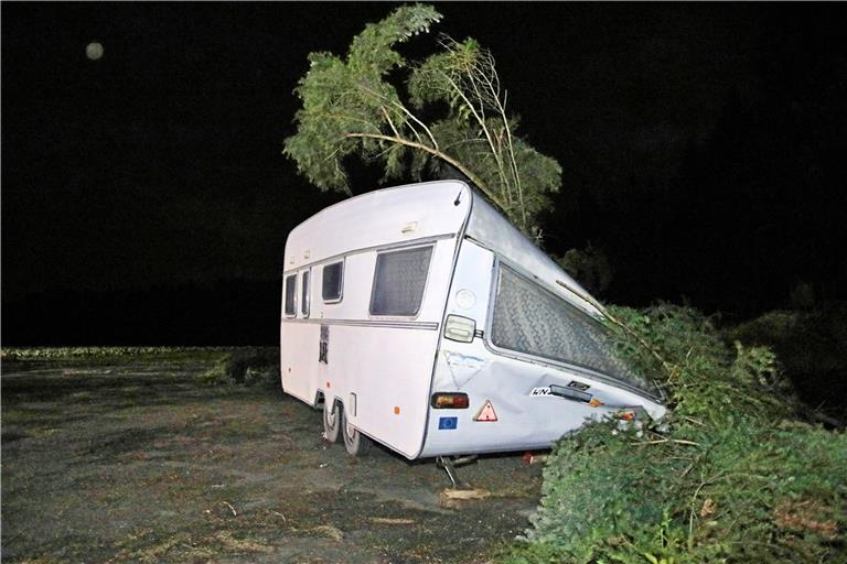 In Kaisersbach kippte ein Baum auf einen Wohnwagenl. Fotos: 7aktuell.de/Kevin Lermer