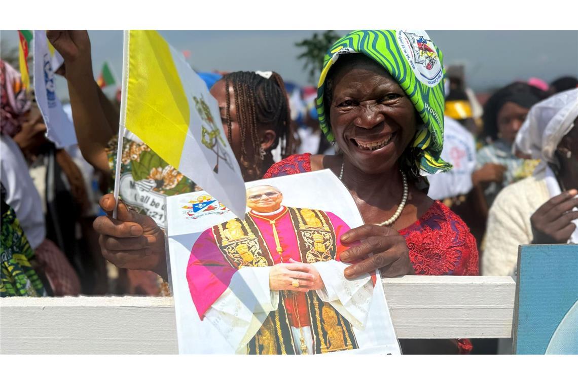 In Kamerun erwarten viele Menschen freudig den Papst.