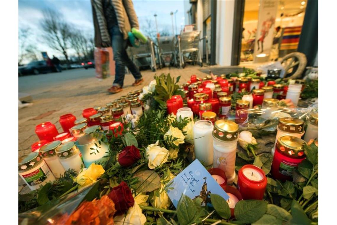 In Kandel erinnern im Dezember 2017 Blumen und Kerzen an die ermordete Mia. Foto: Andreas Arnold/dpa