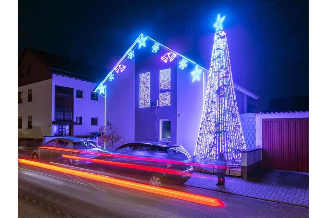 In Karlsruhe leuchtet ein Haus, das mit rund 90.000 LED-Lichtpunkten weihnachtlich geschmückt ist. Foto: Uli Deck/dpa/Archivbild