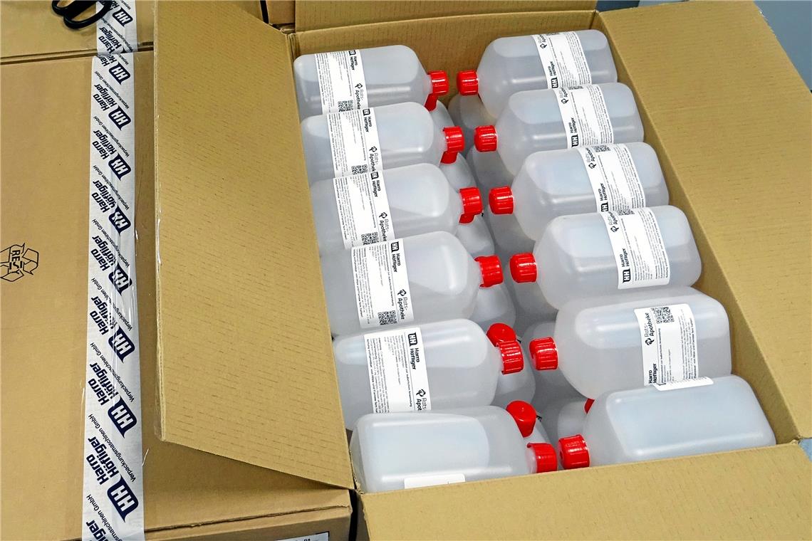 In Kartons gestapelt werden die Flaschen mit dem Desinfektionsmittel ausgeliefert.