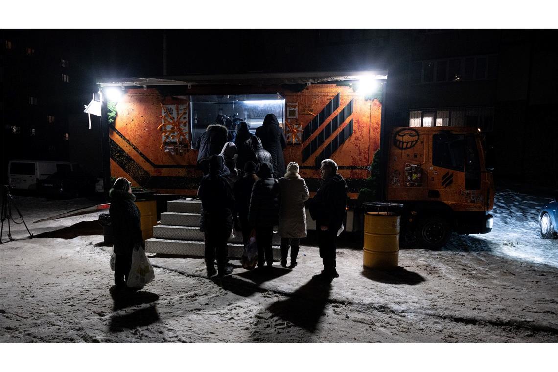 In Kiew stehen Bürger für warme Mahlzeiten Schlange, da es in vielen Häusern weder Strom noch Fernwärme gibt.