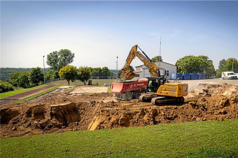 In Kirchberg laufen die ersten Arbeiten für den Neubau der Gemeindehalle. Aktuell wird die Baugrube ausgehoben. Foto: Alexander Becher
