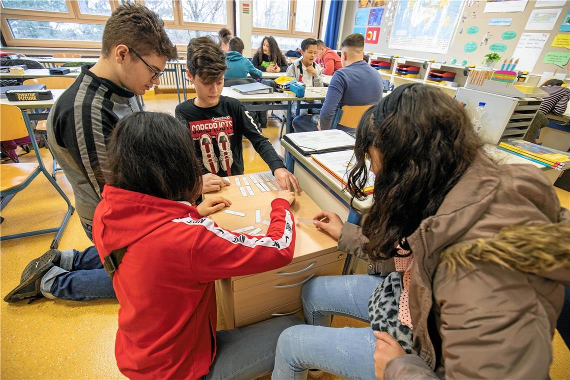 Spielerisch Deutsch lernen In kleineren Gruppen arbeiten die Schüler an Aufgaben. Hier bringen sie die Steigerungsformen einzelner Adjektive in die richtige Reihenfolge.