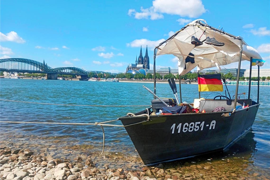 Murr-Regatta-Teilnehmer fahren in ihren Booten bis zum Meer In Köln gönnen sich die Backnanger einen Zwischenstopp und genießen ein, zwei Kölsch.