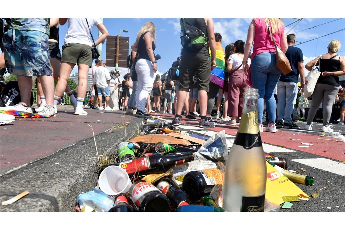 Mehrwegflaschen landen im Müll – Debatte über Pfandhöhe In Köln liegen leere Pfandflaschen am Straßenrand. (Archivbild)
