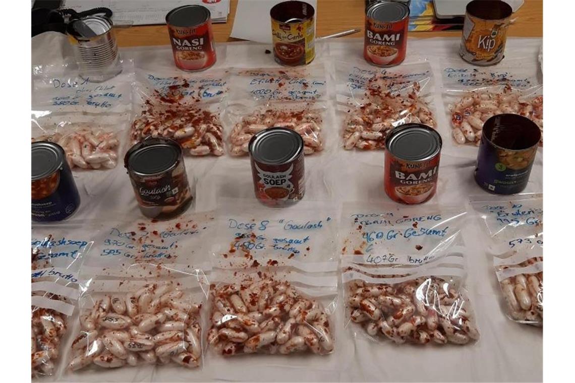 Kokain im Wert von 365.000 Euro entdeckt In Konservenbüchsen waren Tüten mit Kokain versteckt - doch die Polizei hat den Braten gerochen. Foto: Bundespolizei/dpa