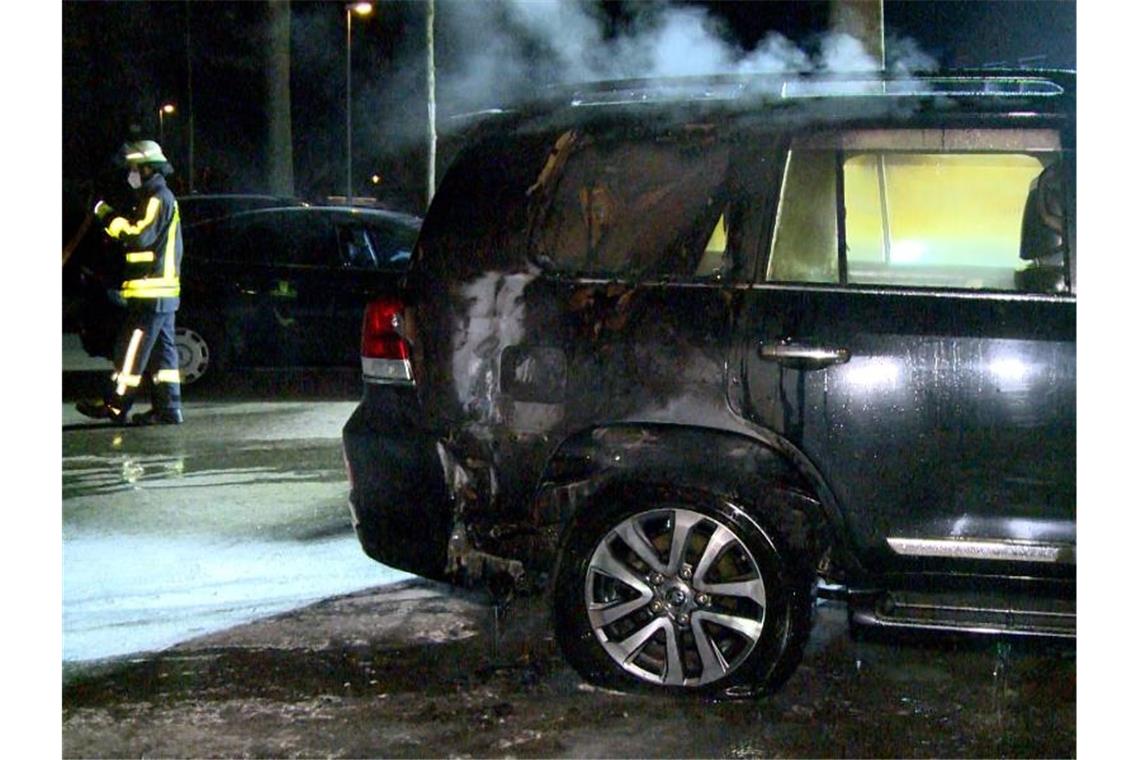 Ukraine-Krieg: Polizei meldet 500 fremdenfeindliche Taten In Krefeld ist Anfang März ein Auto mit einem ukrainischen Kennzeichen in Brand geraten. Die Polizei ermittelt. Foto: Alexander Forstreuter/dpa