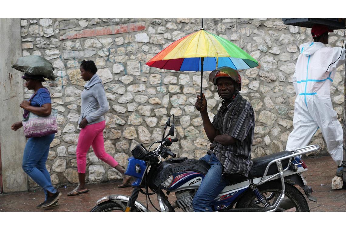 "Unter Wasser": Schwere Schäden auf Jamaika nach Hurrikan In Kuba bereiteten sich die Menschen auf die Ankunft von "Melissa" vor.