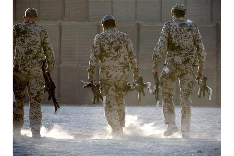 In Kundus müssen Bundeswehrsoldaten ihre Waffen zusammenpacken. Foto: picture alliance / dpa