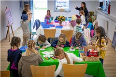 In Kursen können Kinder basteln und mit viel Freude an ihren eigenen kleinen Kunstwerken werkeln.Foto: Alexander Becher