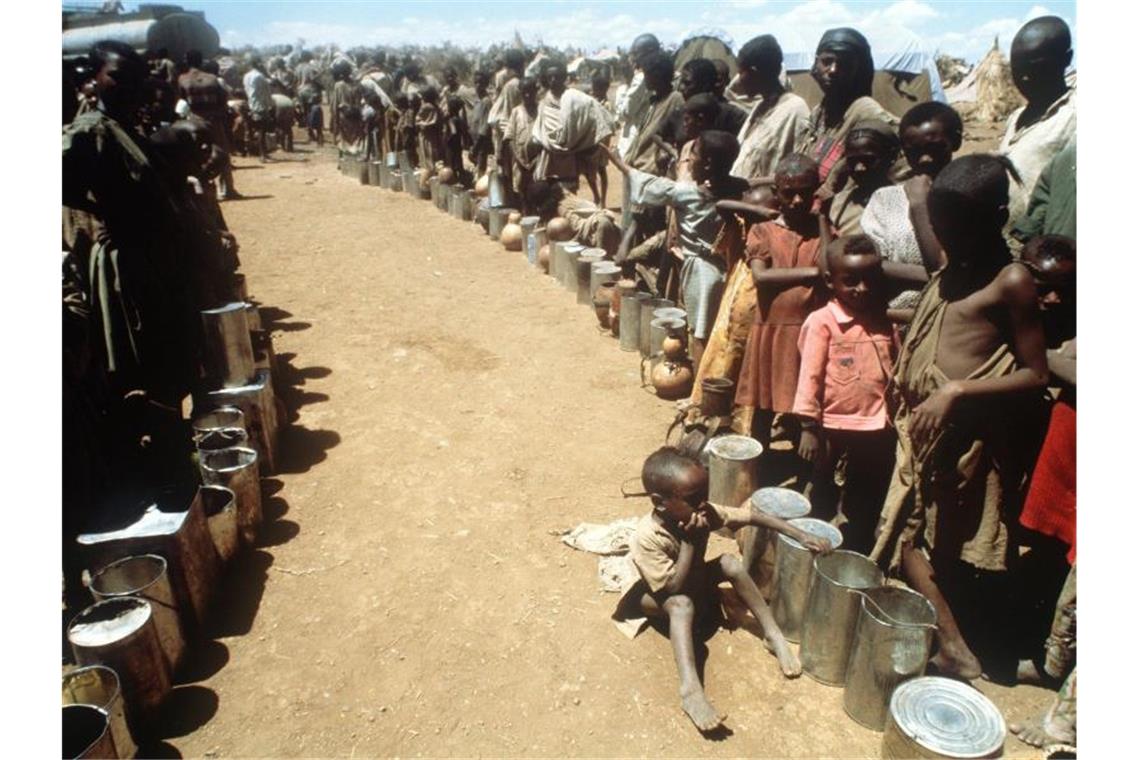 In langen Schlangen warten hungernde Äthiopier im Jahr 1983 auf Lebensmittel. Das Land litt damals unter einer jahrelangen Dürre. Foto: Lehtikuva Oy/dpa