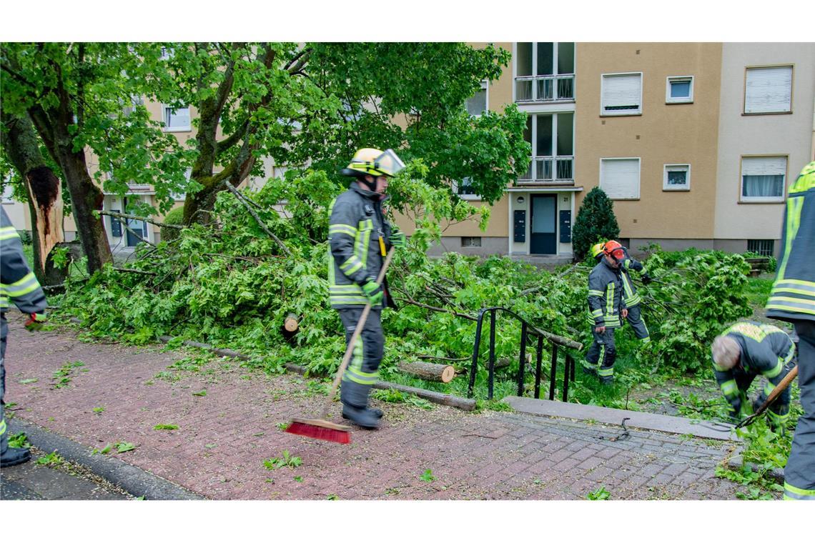Verletzte bei Unwetter - Beruhigung zum Wochenstart In Lauterbach waren die Einsatzkräfte nach dem Unwetter gefordert.