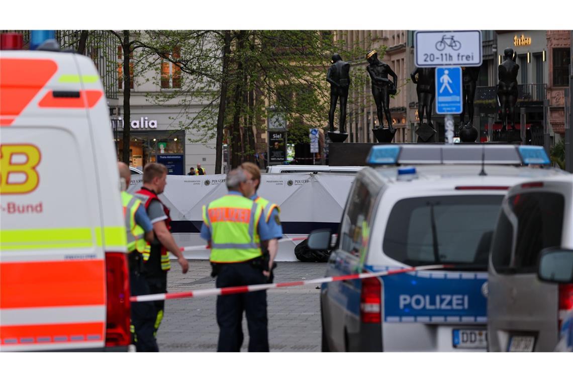 In Leipzig ist am Montag ein Auto in mehrere Menschen gefahren.