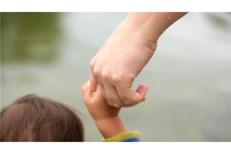 In lesbischen Beziehungen muss die Partnerin der Frau, die das Kind zur Welt bringt, ein Adoptionsverfahren betreiben, um rechtlicher Elternteil zu werden. (Symbolbild)