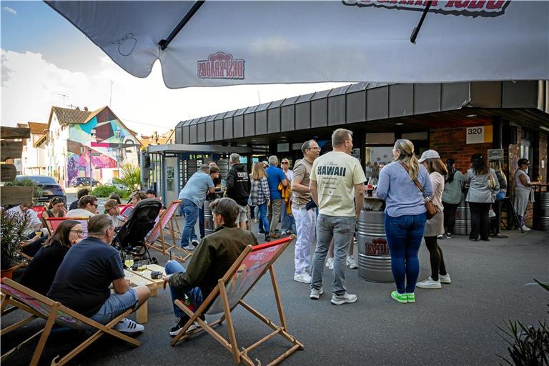 In Liegestühlen und an Stehtischen genießen die Gäste ihre Cocktails. Foto: Alexander Becher
