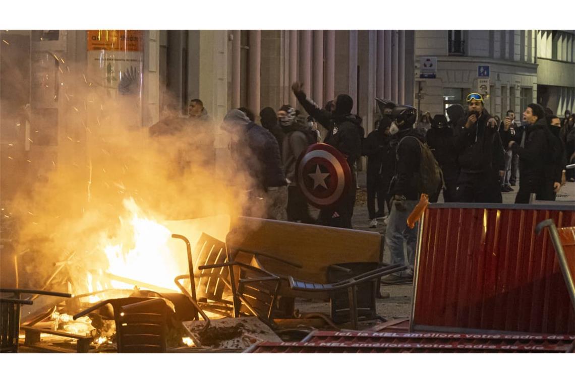 In Lille brennen auf der Straße die Barrikaden.