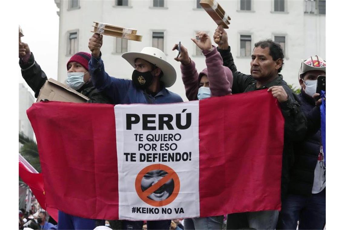 In Lima haben sich Unterstützer des Präsidentschaftskandidaten Pedro Castillo versammelt. Foto: Martin Mejia/AP/dpa