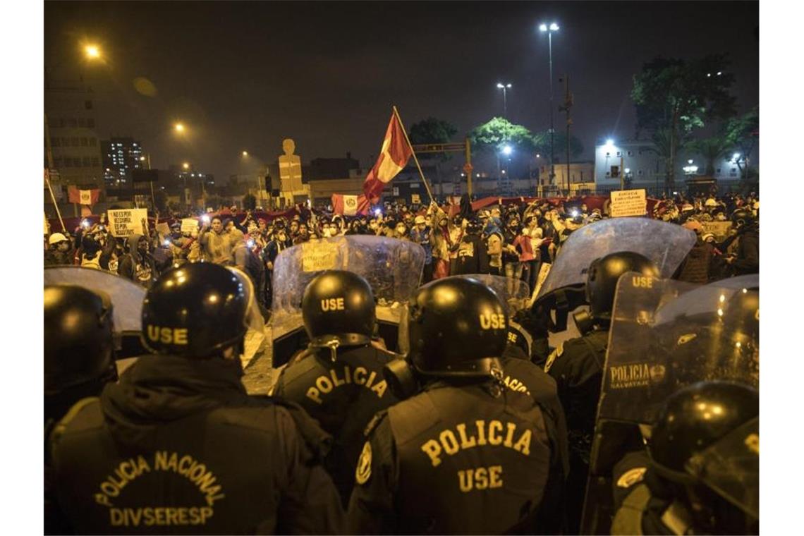 Übergangspräsident Perus nach Protesten zurückgetreten In Lima stehen sich Polizisten und Demonstranten gegenüber. Foto: Rodrigo Abd/AP/dpa