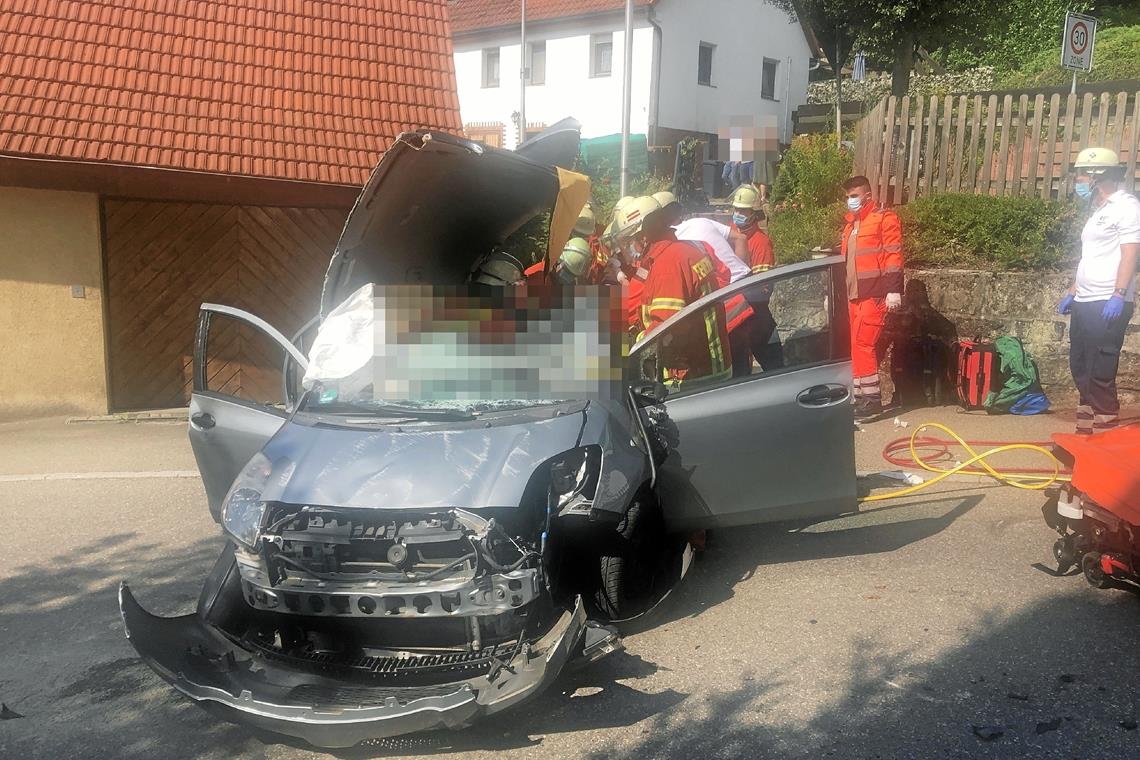 Auto prallt in Auenwald gegen Mauer