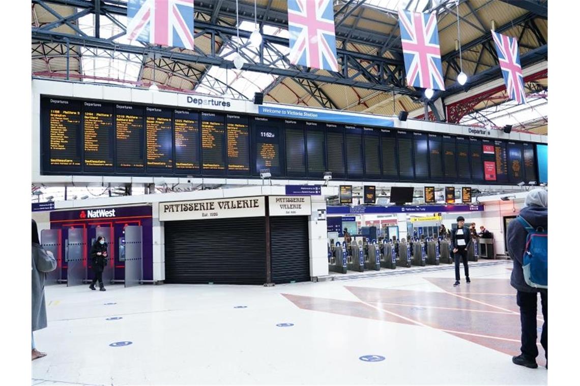 In London fallen bereits Züge aus, weil der Krankenstand durch Omikron so hoch ist. Foto: Ian West/PA Wire/dpa