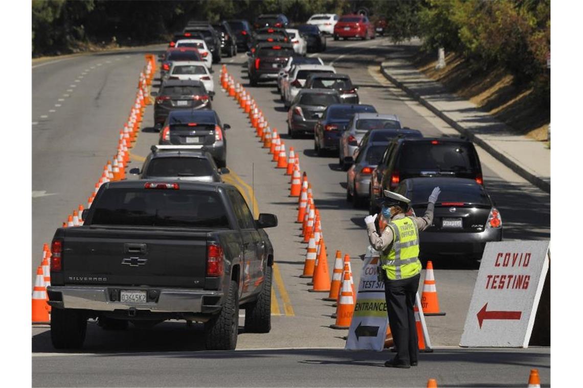 In Los Angeles warten Menschen in ihren Autos auf einen Corona-Test. Foto: Mark J. Terrill/AP/dpa