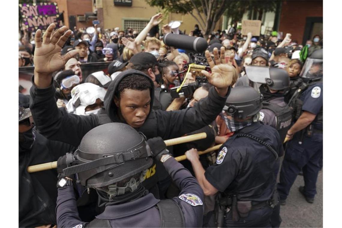 Fall Breonna Taylor: Polizisten bei Protesten angeschossen In Louisville (Kentucky) gab es nach der Entscheidung Zusammenstöße zwischen Polizei und Demonstranten. Foto: John Minchillo/AP/dpa