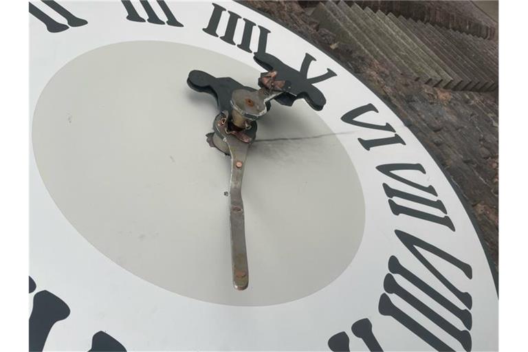 In luftiger Höhe haben Unbekannte in Kranenburg den Stundenzeiger dieser Kirchturmuhr abgebrochen und gestohlen. Foto: Kreispolizeibehörde Kleve/dpa