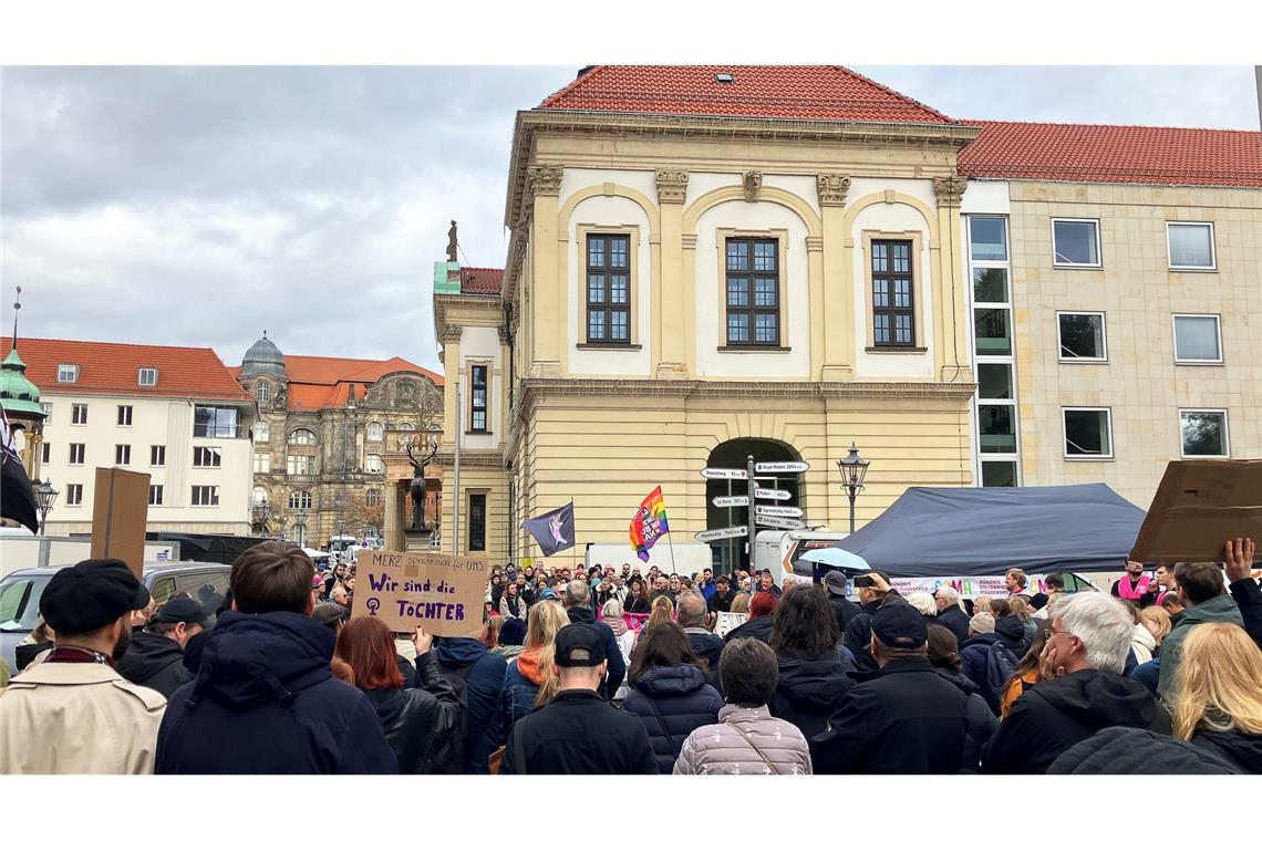 Demos gegen Merz-Äußerung - "Friedrich"-Protestsong In Magdeburg gingen am Samstag rund 300 Menschen auf die Straße.