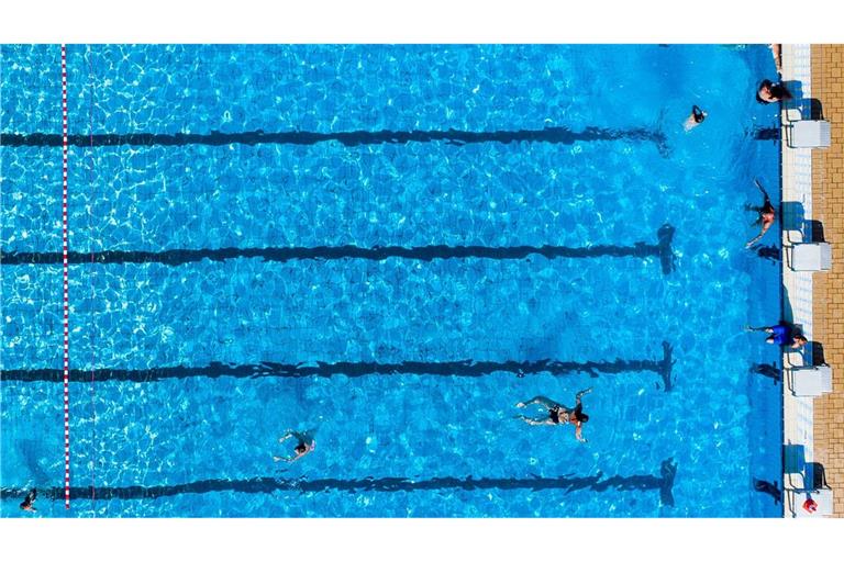 In manch einer Kommune ist für das Schwimmbad kein Geld mehr da. (Archivbild)