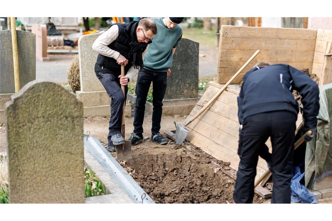 Kollege Tod - So werden Bestatter ausgebildet In manchen Regionen Deutschlands heben Bestatterinnen und Bestatter die Gräber aus. Daher gibt es in Münnerstadt auch einen Lehrfriedhof.
