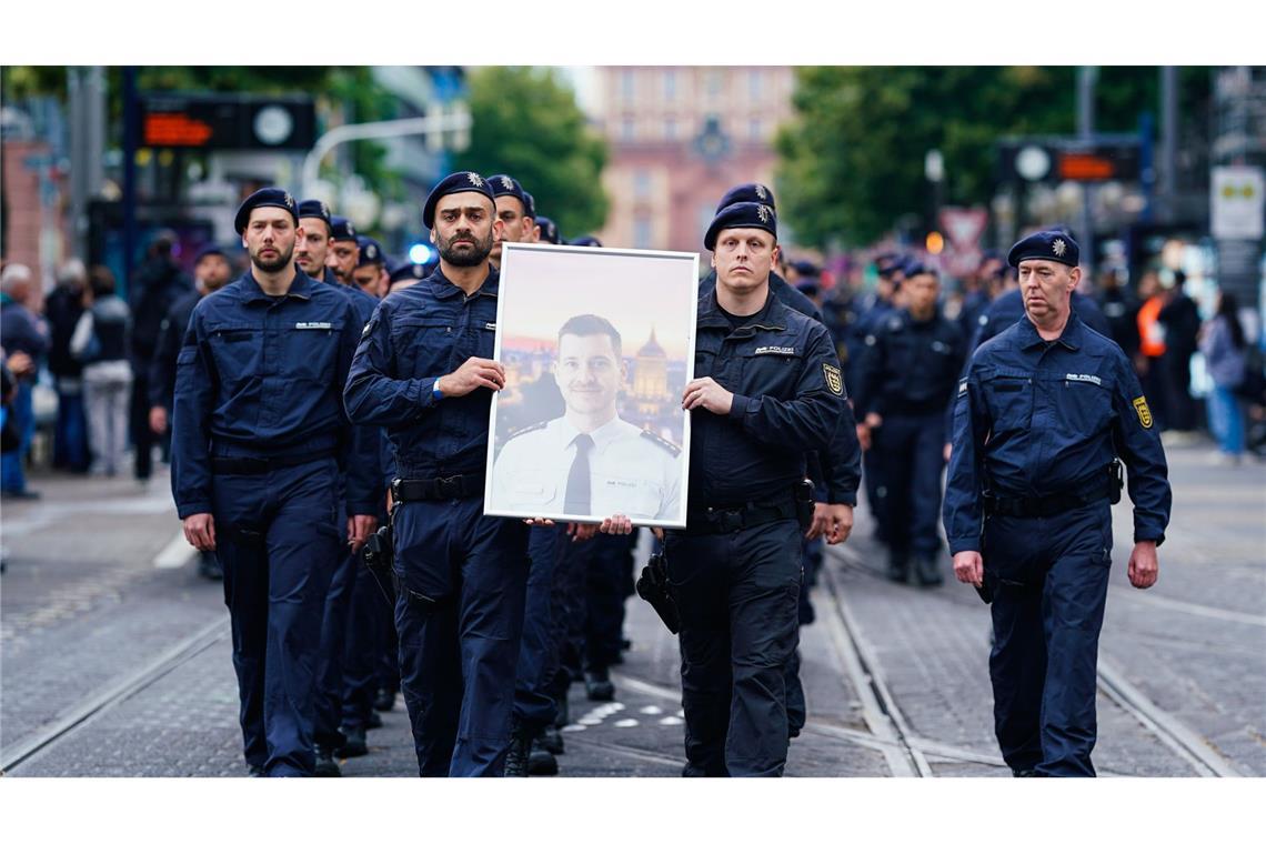 Mannheimer Polizistenmord – Spuren führen nach Russland In Mannheim gedenken Polizisten ihres bei einem Messerangriff auf dem Marktplatz getöteten Kollegen Rouven Laur: Spuren führen nach Russland.