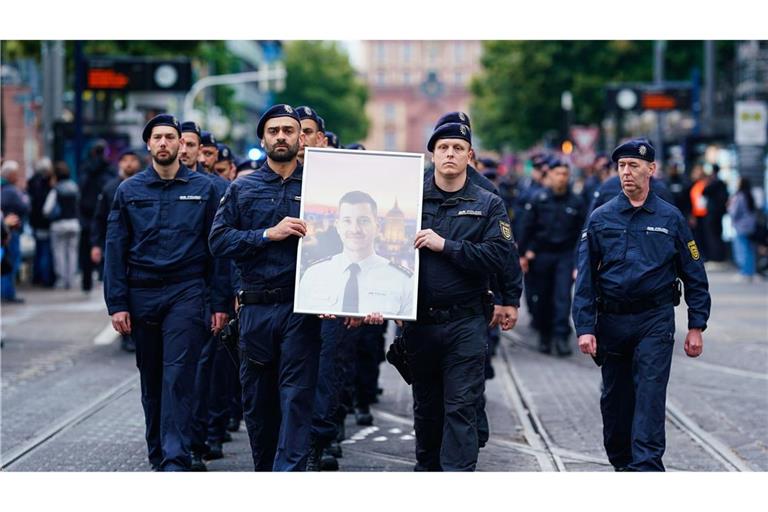 In Mannheim gedenken Polizisten ihres bei einem Messerangriff auf dem Marktplatz getöteten Kollegen Rouven Laur: Spuren führen nach Russland.