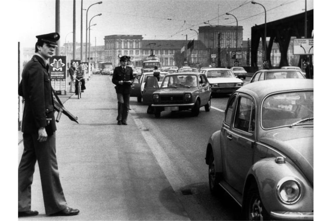 In Mannheim wurde am 04.05.1977 Alarmfahndung ausgelöst, nachdem Passanten den flüchtigen 24-jährigen Anarchisten Christian Klar am Steuer eines Volkswagens gesehen haben wollen. (Archiv). Foto: DB/dpa