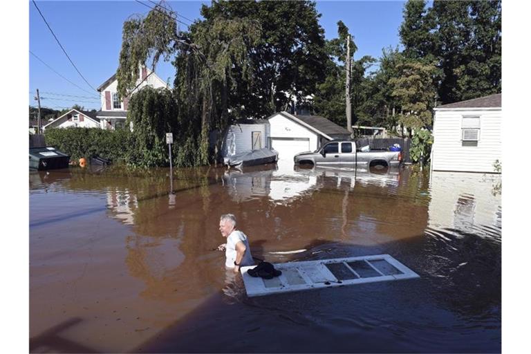 In Manville in New Jersey steht das Wasser am Tag nach dem Regen noch immer hüfthoch. Foto: Carlos Gonzalez/AP/dpa