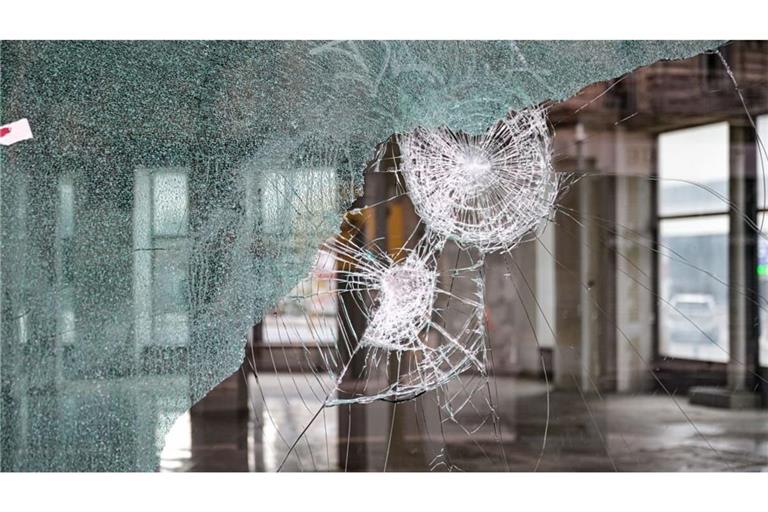 In Marseille wurde bei den jüngsten Ausschreitungen nicht nur diese Bank geplündert. Auch unzählige andere Geschäfte und Gebäude fielen der Gewaltexplosion in Frankreich zum Opfer.
