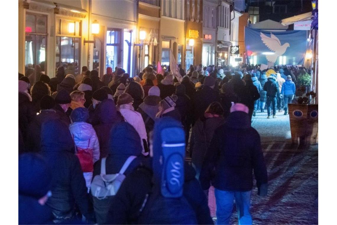 Bundesweit demonstrieren Tausende gegen Corona-Politik In Mecklenburg-Vorpommern haben am Montag erneut tausende Menschen gegen Corona-Einschränkungen und eine Impfpflicht demonstriert. Foto: Stefan Sauer/dpa