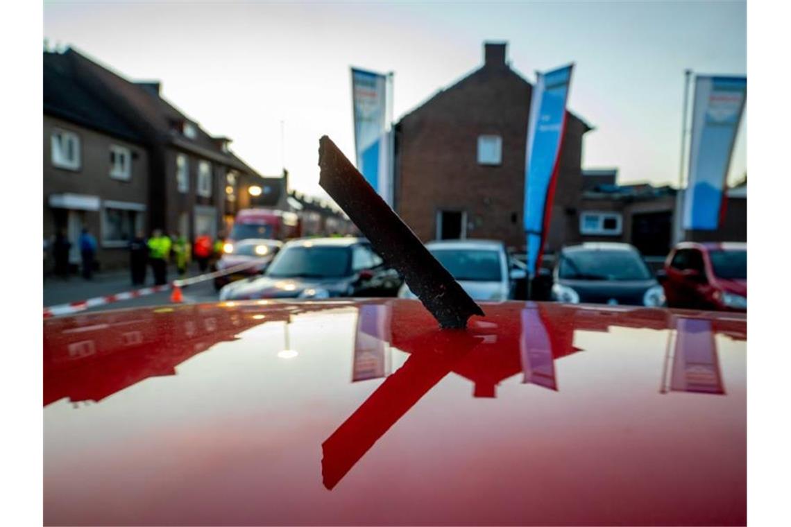 Flugzeugteile stürzen in den USA und Niederlanden vom Himmel In Meerssen in den Niederlanden steckt ein Metallteil eines Flugzeugmotors in einem Autodach. Foto: Jean-Pierre Geusens/ANP/dpa