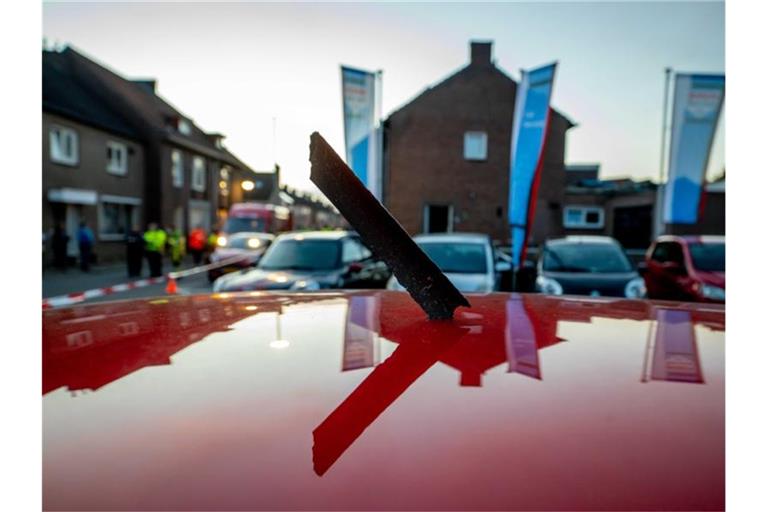 In Meerssen in den Niederlanden steckt ein Metallteil eines Flugzeugmotors in einem Autodach. Foto: Jean-Pierre Geusens/ANP/dpa
