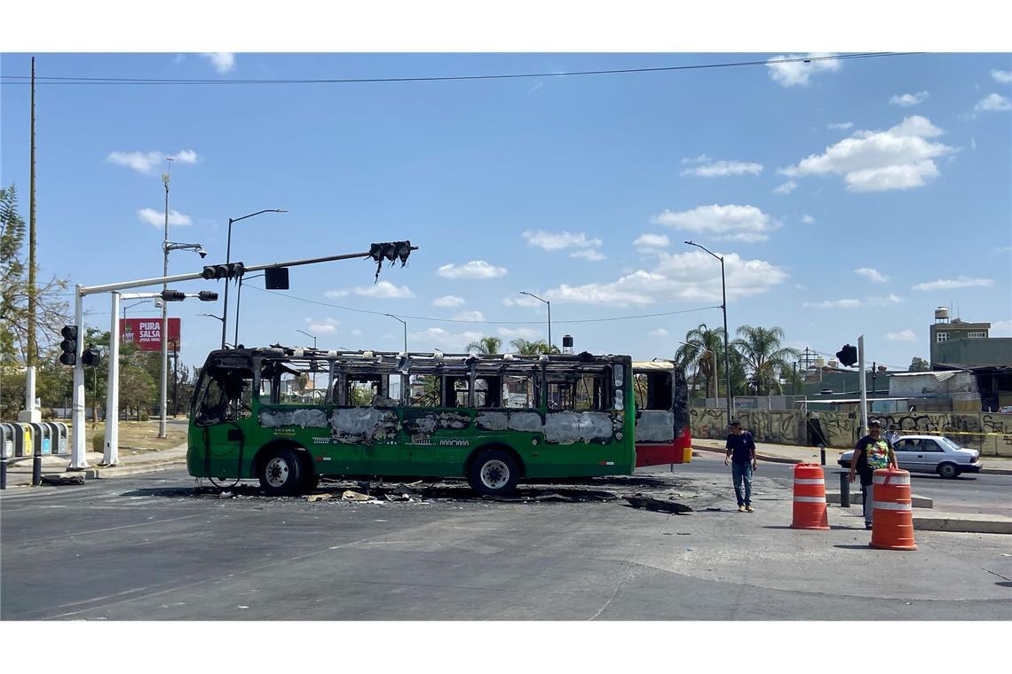 In mehreren Bundesstaaten wurden Straßen mit brennenden Autos, Lastwagen und Bussen gesperrt.