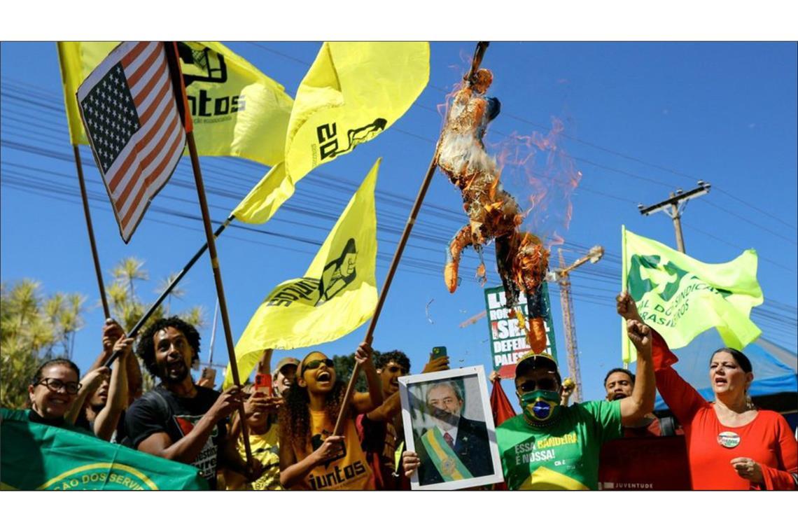 Brennende Trump-Puppen in Brasilien In mehreren Städten Brasiliens haben am Freitag tausende Menschen gegen die US-Zollpolitik protestiert.
