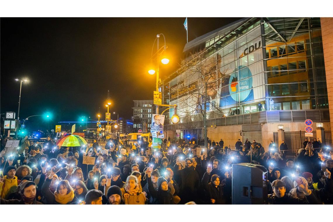 Kritik an Unionsanfrage zu Neutralität von Organisationen In mehreren Städten demonstrierten Tausende gegen eine Bundestagsabstimmung der Union mit der AfD. (Archivbild)