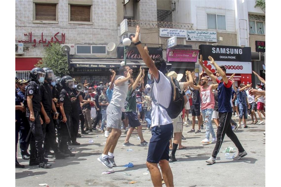 In mehreren tunesischen Städten sind teils gewaltsame Proteste ausgebrochen. Die Demonstranten bringen ihre Wut über die Verschlechterung des Gesundheits-, Wirtschafts- und Sozialsystems des Landes zum Ausdruck. Foto: Hassene Dridi/AP/dpa