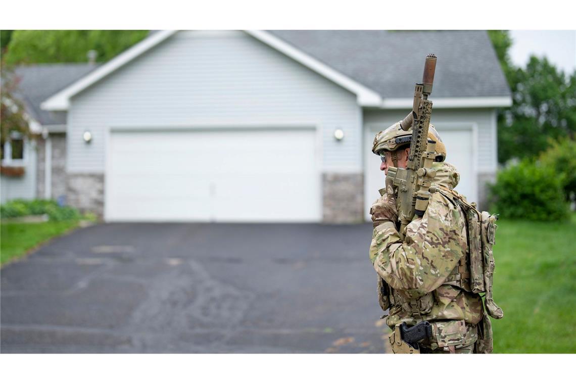 Trump bekommt Militärparade - und Massenproteste In Minnesota findet aktuell eine Großfahndung statt.