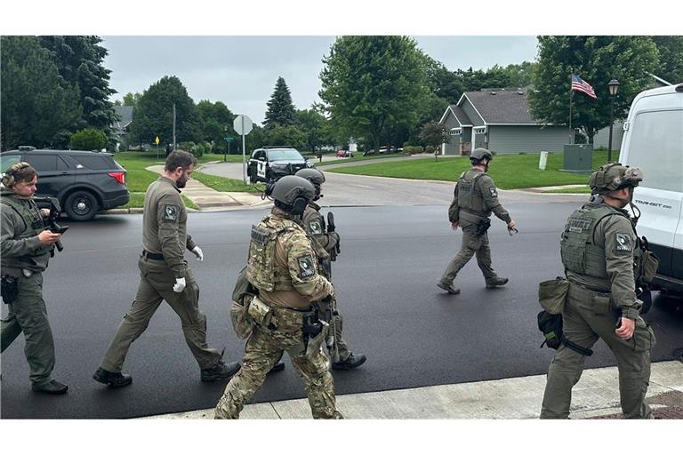 In Minnesota läuft eine großangelegte Fahndung nach dem Schützen - er soll sich als Polizist ausgegeben haben.